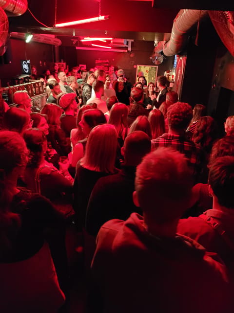 "Comedykills" - das Open Mic im Glockenbachviertel - The show starts at 9 p.m.: how the 8-minute lineup plays out