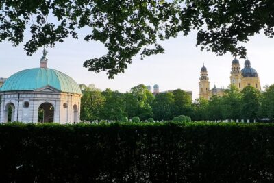 Mini Classic Bike Tour @ 4pm incl. Beer Garden & Surfers 2,5 hrs - Residenz-area power and the calm of Hofgarten