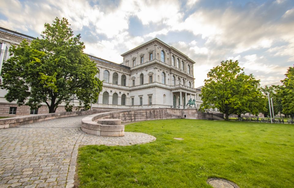 Munich: Capture the most Photogenic Spots with a Local - Meeting at Café Frischhut: The Start That Sets the Tone