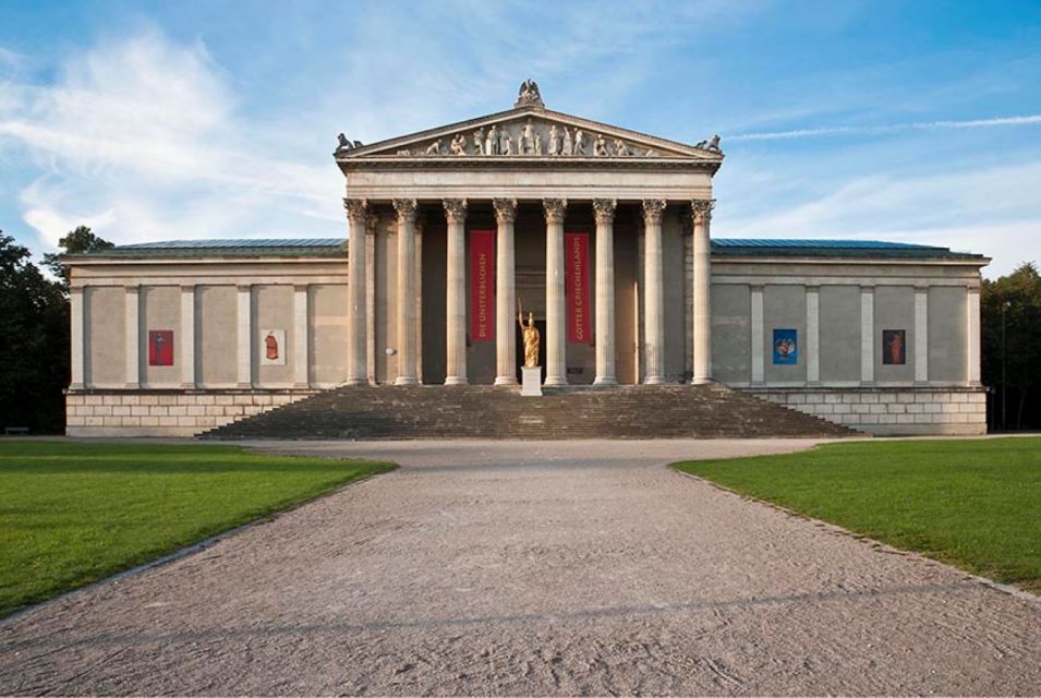 Munich: City Pass 45+ Top Attractions and Public Transport - Hop-on hop-off Express Circle: a practical way to connect distant stops