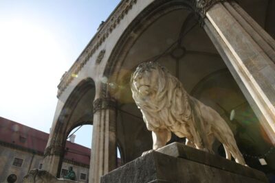 Munich: Old Town Guided Walking Tour - Marienplatz and the New Town Hall: the square that sets the tone
