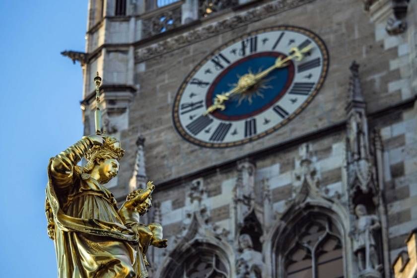 Munich: Old Town Guided Walking Tour - Maximilianstrasse and Odeonsplatz: monarchy-era atmosphere on foot
