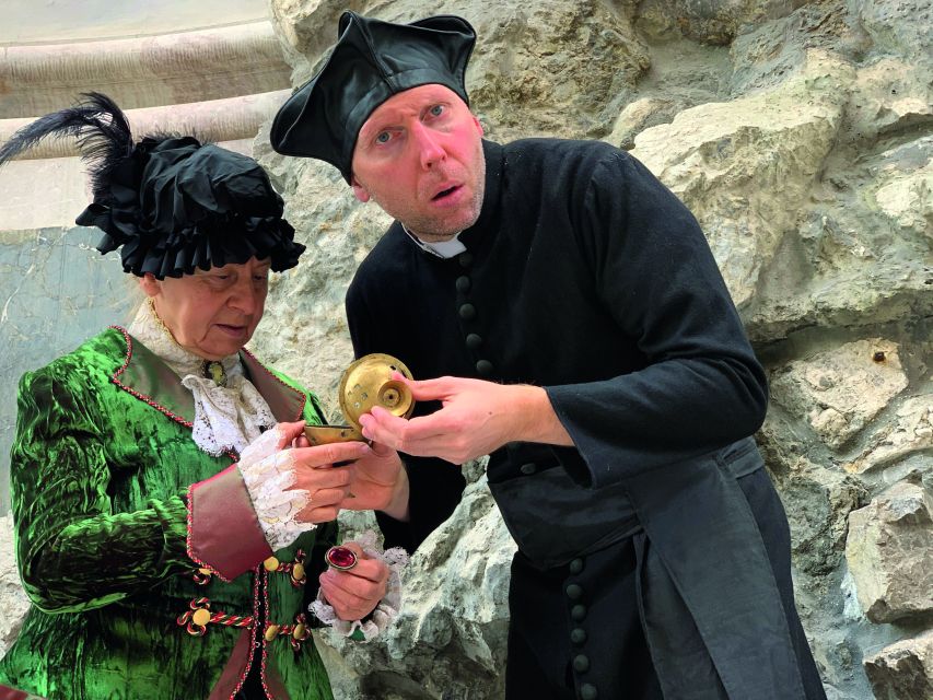 Munich: Scary Tour with actors in GERMAN - Neuhauser Tor and Salzstraße: Executions Left Town for a Reason