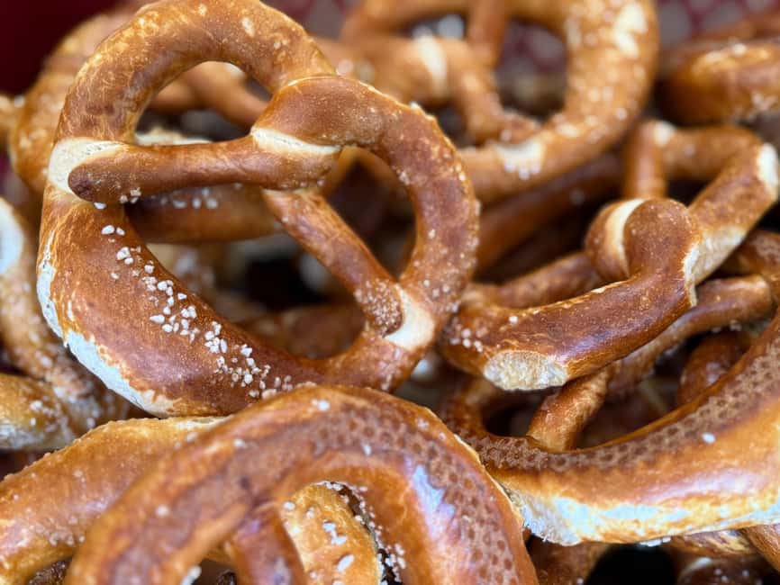 Munich: Viktualienmarkt Food Tasting Tour in German - Viktualienmarkt in 2 hours: what you actually get