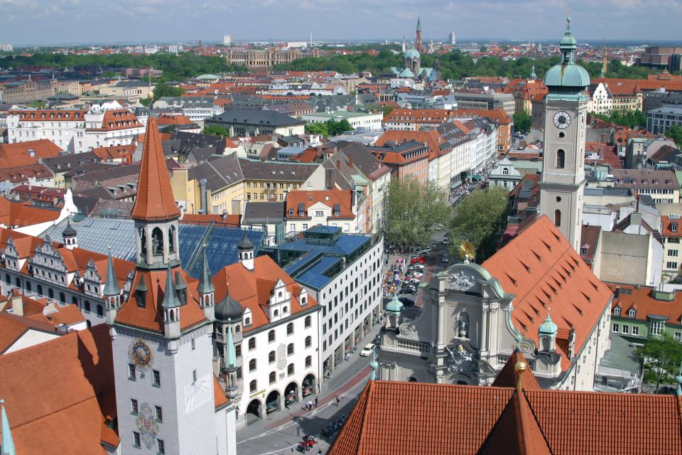 Munich: Walking Tour Old Town and Viktualienmarkt - Hofbräuhaus and beer culture: a famous stop with historical context