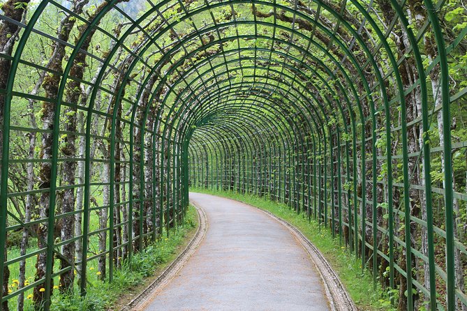 Neuschwanstein Castle and Linderhof Palace Day Trip from Munich - The guides and what they add to the experience
