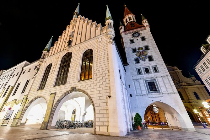 Night watchman torchlight tour in Munich - Stop 3: Alter Peter Tower and the Oldest Parish Church Area