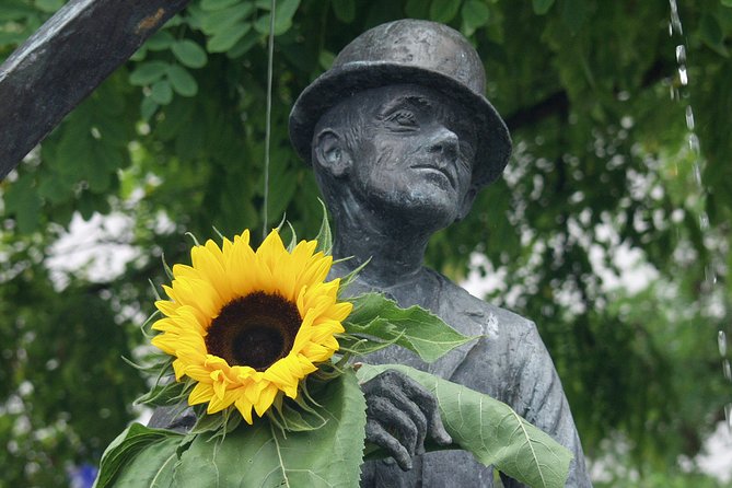 Viktualienmarkt tasting tour - Your Guide’s Job: History and Fun Facts Tied to Food